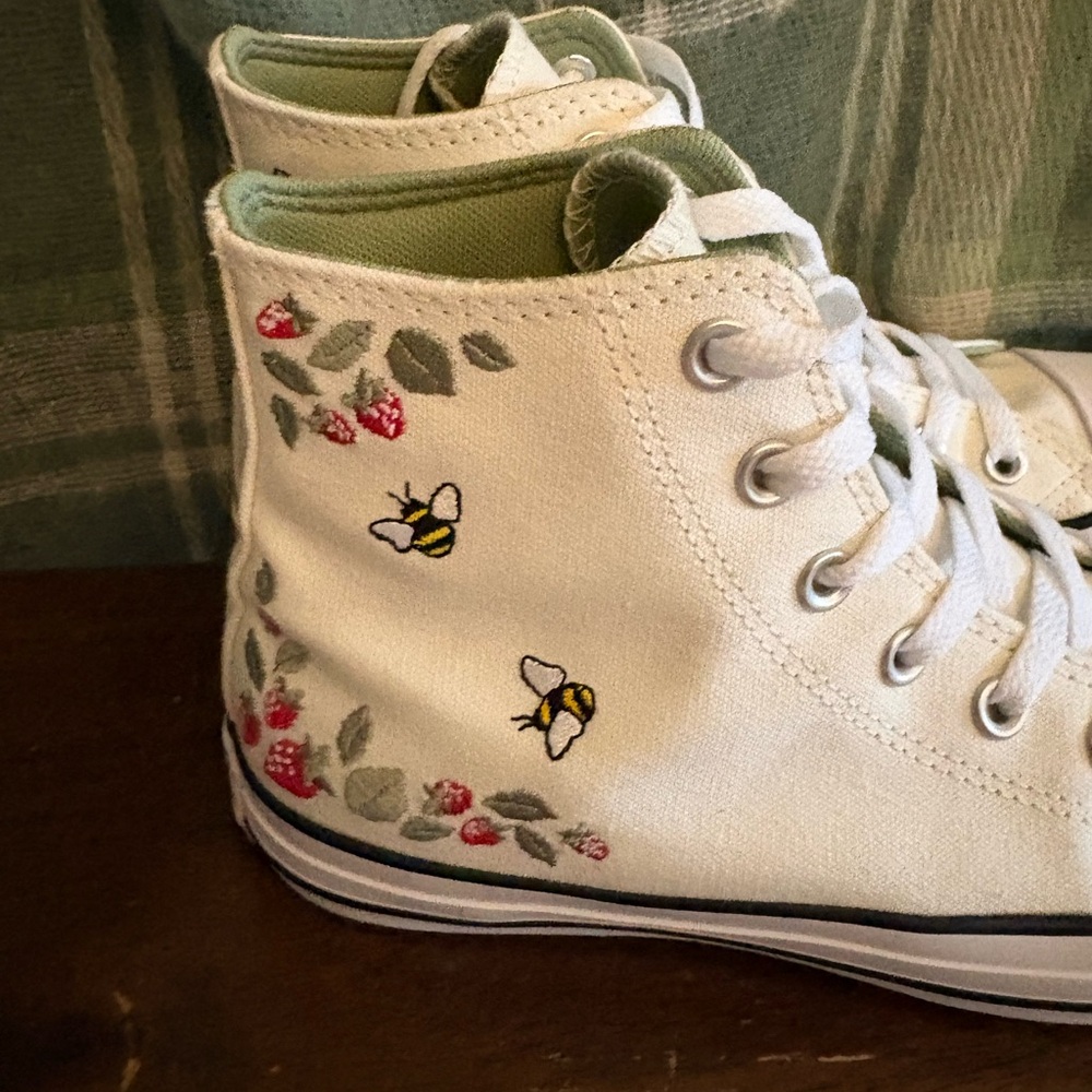 Converse all star High-Tops with Embroidered Bees and Berries - Picture 2 of 12